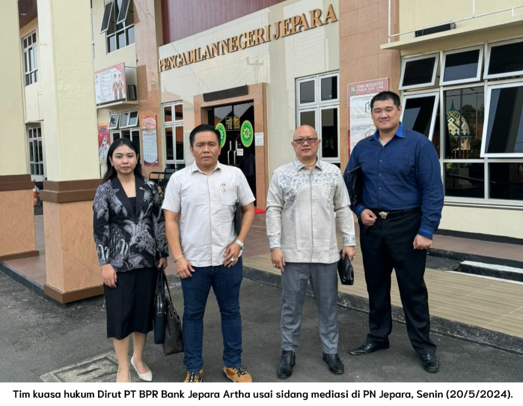 Tim kuasa hukum Dirut PT BPR Bank Jepara Artha usai sidang mediasi di PN Jepara, Senin (20/5/2024).